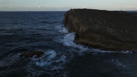 Felsige-Küstenformation-Am-Strand-Von-Arecibo-Puerto-Rico-Mit-Wellen,-Die-Auf-Die-Felsen-Schlagen