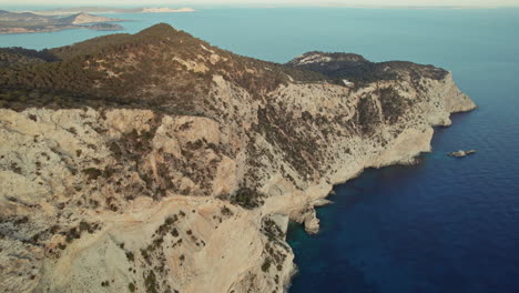 Luftaufnahme-Von-Punta-Roja-Und-Dem-Ruhigen-Blauen-Meer-In-Ibiza,-Spanien