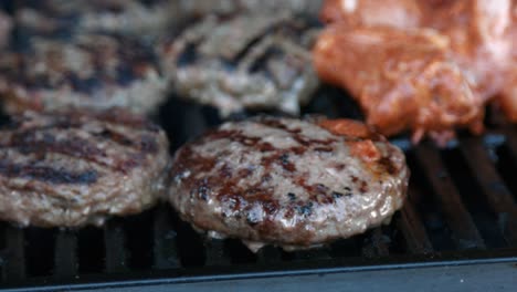 BBQ-Beef-Burger-Und-Chicken-Wings-Werden-Auf-Dem-Grill-Zubereitet