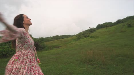 Foto-De-Una-Hermosa-Dama-Dando-Vueltas-Disfrutando-De-La-Naturaleza-Verde,-Goa,-India