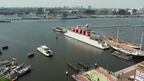 Ferry-Que-Llega-A-La-Terminal-De-Ferry-Ndsm-En-Amsterdam,-Países-Bajos