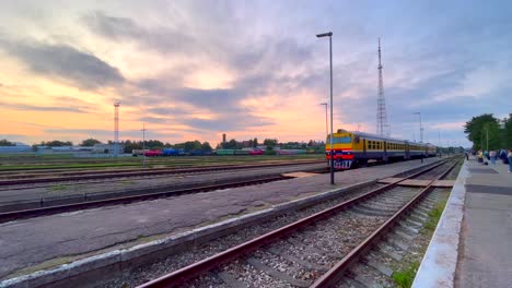 Tranquilo-Andén-De-Tren-Matutino-En-Latgale-Con-Una-Locomotora-Esperando-La-Salida