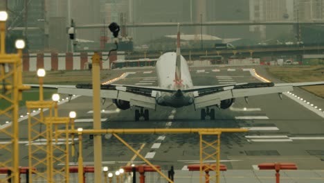 An-Embrear-190-passenger-aircraft-landing-on-a-very-short-runway-in-London-city-airport-spotted-from-behind-with-a-500mm-lens