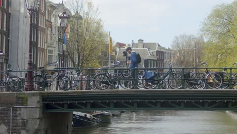 Männlicher-Analoger-Filmfotograf-In-Amsterdam-–-Breit
