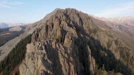 Un-Dron-De-Alto-Vuelo-Y-Movimiento-Lento,-Sobre-Los-Picos-De-Las-Montañas-Rocosas,-Cerca-De-Telluride,-Colorado,-En-Un-Día-Soleado-En-La-Temporada-De-Otoño