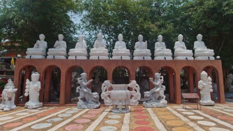 Las-Tradiciones-Tailandesas-Y-Chinas-Convergen-En-El-Templo-De-Guanyin-En-La-Vibrante-Bangkok-Con-Estatuas-Blancas.