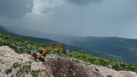 Excavadora-En-La-Cima-De-Una-Montaña-Excavando-Y-Limpiando-Una-Cantera-Causando-Erosión-Y-Contaminación