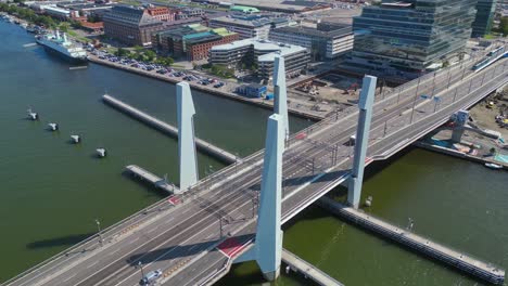 Luftaufnahme-Der-Neu-Gebauten-Hisingsbron-Brücke-über-Den-Fluss-Göta-Alv-In-Der-Stadt-Göteborg,-Schweden