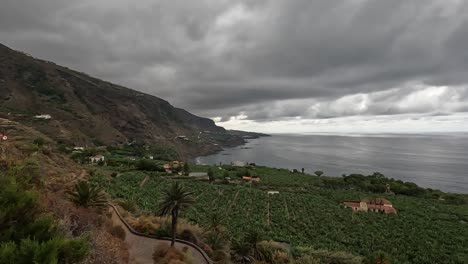 Toma-Estática-De-La-Costa-Norte-De-Tenerife-Que-Muestra-El-Clima-Nublado-Y-El-Microclima-Diferente-En-Comparación-Con-El-Sur.