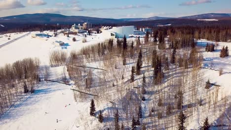 4K-Drohnenvideo-Der-University-Of-Alaska-Fairbanks-An-Einem-Verschneiten-Wintertag