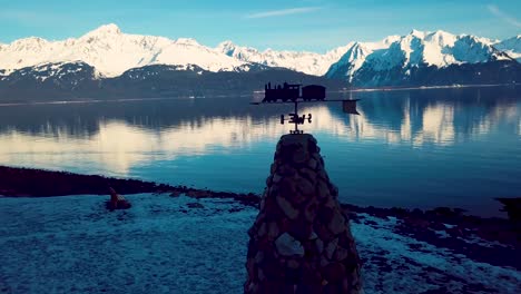 Video-De-Drones-De-4k-De-Montañas-Cubiertas-De-Nieve-Que-Rodean-Seward,-Alaska-Durante-El-Invierno