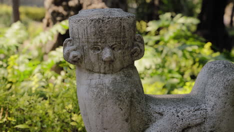 Estatua-De-Piedra-Con-Superficie-Envejecida-Y-Tallas-A-Mano