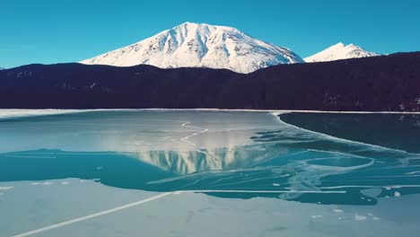 4K-Drohnenvideo-Von-Schneebedeckten-Seebergen-In-Alaska-Im-Winter