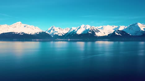 4K-Drohnenvideo-Von-Seward,-Alaska-Beach-Und-Den-Umliegenden-Schneebedeckten-Bergen-An-Einem-Verschneiten-Wintertag