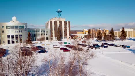 Vídeo-De-Drones-De-4k-De-La-Universidad-De-Alaska-Fairbanks-En-Un-Día-Nevado-De-Invierno