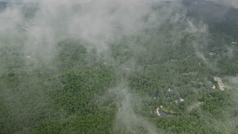 Highlands-North-Carolina,-Luftaufnahme-V20,-Drohnenüberflug-über-Flache-Bergfarm-Durch-Ein-Stück-Spärlicher-Wolken,-Nach-Unten-Geneigte-Vogelperspektive,-Aufnahme-Dichter,-üppiger-Grüner-Wälder-–-Aufgenommen-Mit-Mavic-3-Cine-–-Juli-2022