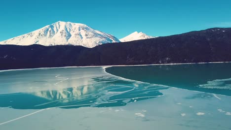 Vídeo-De-4.000-Drones-De-Montañas-Cubiertas-De-Nieve-Junto-A-Un-Lago-En-Alaska-Durante-El-Invierno
