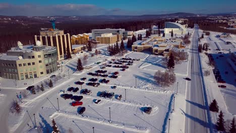 4K-Drohnenvideo-Der-University-Of-Alaska-Fairbanks-An-Einem-Verschneiten-Wintertag