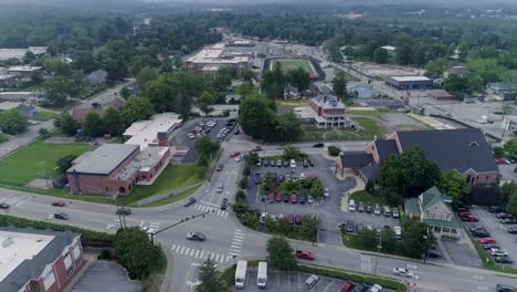 4K-Drohnenvideo-Der-Innenstadt-Von-Hendersonville,-North-Carolina,-An-Einem-Schönen-Sommertag