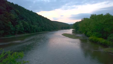 Wunderschöne-Wasserreflexion,-Während-Die-Drohnenantenne-Bei-Sonnenuntergang-Des-Susquehanna-River-In-Pennsylvania-über-Dem-Wasser-Schwebt