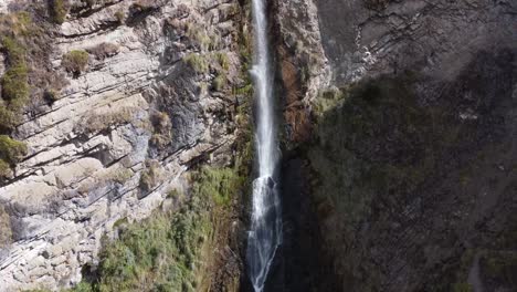 Erleben-Sie-Den-Abstieg-Mit-Der-Drohnenperspektive-Auf-Den-Wasserfall-Candela-Fasso-Im-Jatun-Zeitalter,-Cotopaxi,-Ecuador