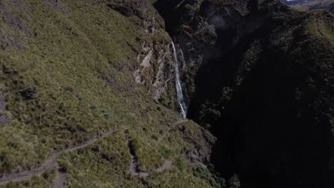 Erleben-Sie-Die-Ruhe,-Während-Der-Candela-Fasso-Wasserfall-Anmutig-Durch-Malerische-Bergpanoramen-Verschwindet