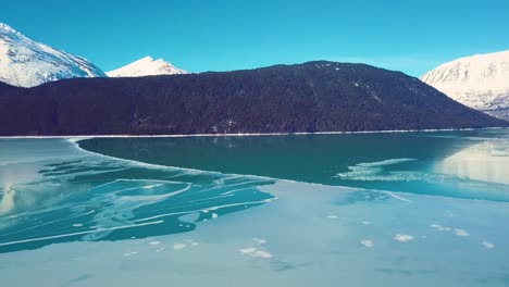 4K-Drohnenvideo-Von-Schneebedeckten-Seebergen-In-Alaska-Im-Winter