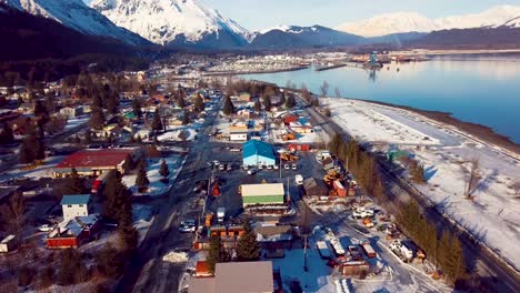 Video-De-Drones-4k-De-Casas-En-Seward,-Alaska,-En-Un-Día-Nevado-De-Invierno