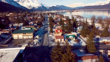 Video-De-Drones-4k-De-Casas-En-Seward,-Alaska,-En-Un-Día-Nevado-De-Invierno