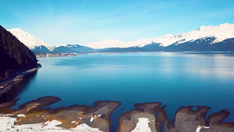 Vídeo-De-4.000-Drones-De-Seward,-La-Playa-De-Alaska-Y-Las-Montañas-Cubiertas-De-Nieve-Circundantes-En-Un-Día-Nevado-De-Invierno