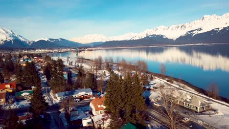 4K-Drohnenvideo-Von-Häusern-In-Seward,-Alaska-Im-Winter