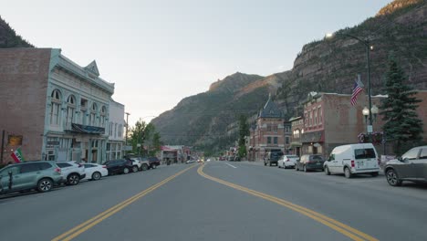 Blick-Auf-Die-Hauptstraße-In-Ouray,-Colorado-Während-Der-Goldenen-Stunde-Mit-Den-San-Juan-Mountains-Im-Hintergrund