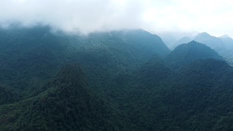 Montañas-En-Vietnam-Cubiertas-De-Vegetación.
