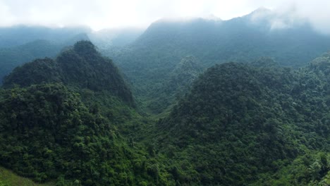 Mañana-Sobre-Vietnam-Cuando-La-Niebla-Comienza-A-Levantarse-Sobre-Los-Picos-De-Las-Montañas.