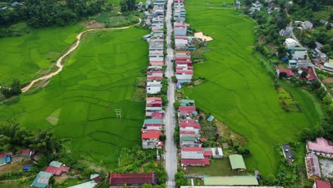 People-travelling-through-Yên-Minh-in-the-Yên-Minh-District,-Ha-Giang,-Vietnam