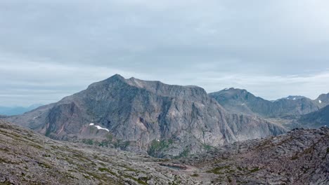 Picos-De-Las-Montañas-De-Lille-Salberget-Cerca-De-Flakstad-En-Senja,-Condado-De-Troms-Y-Finnmark,-Noruega
