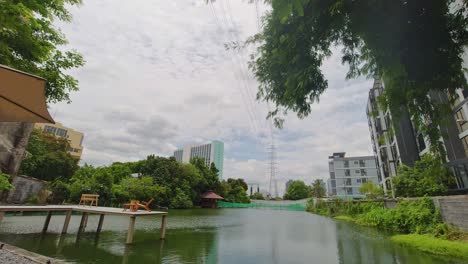 Pintoresco-Lago-En-Una-Cafetería-En-La-Ciudad-De-Bangkok,-Tailandia,-Con-Naturaleza-Verde