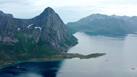 Majestuosas-Montañas-De-Lille-Salberget-Cerca-De-Flakstadvåg,-Isla-Senja,-Norte-De-Noruega