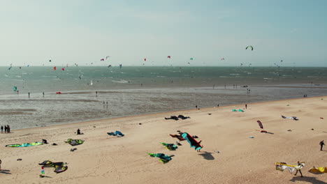 Berühmter-Ort-Für-Kitesurfsport-Am-Nordseestrand-In-Brouwersdam,-Zeeland,-Niederlande