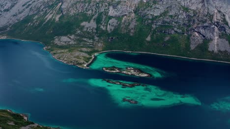 Tranquilas-Aguas-Azules-Del-Fiordo-Durante-El-Día-Desde-Salberget,-Flakstadvag,-Noruega