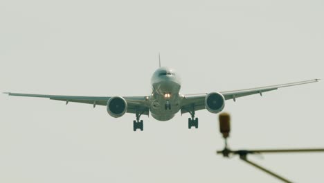 Boeing-777-on-a-stable-ILS-approach-towards-London-Heathrow