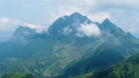 Atemberaubende-Bergkette,-Bedeckt-Mit-Nebel-Und-Wolken-über-Vietnam