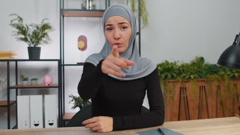 Junge-Muslimische-Geschäftsfrau-Lächelt-Aufgeregt,-Zeigt-Auf-Die-Kamera-Und-Entscheidet-Sich-Für-Die-Genehmigung-Des-Glücklichen-Gewinners