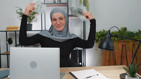 Mujer-De-Negocios-Musulmana-Rica-Agitando-Dinero-En-Efectivo-En-Dólares,-Ganadora-De-La-Lotería-Profesional-Exitosa,-Riqueza-De-Ingresos