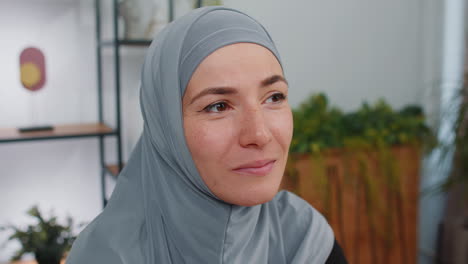 Retrato-De-Una-Joven-Mujer-De-Negocios-Musulmana-Feliz-Y-Tranquila-Usando-Hijab-Sonriendo-Amable-Soñando-Satisfecho