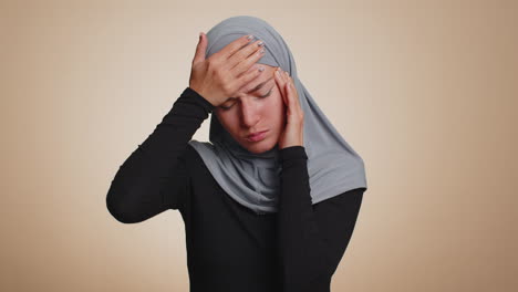 Frau-Reibt-Sich-Die-Schläfen,-Um-Kopfschmerzen-Zu-Heilen,-Leidet-Unter-Verspannungen-Und-Migräne,-Stress-Und-Schmerzen