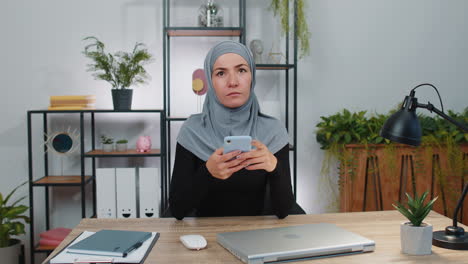 Muslimische-Frauen-Teilen-Nachrichten-über-Smartphone-Social-Media-Anwendungen-Online,-Kaufen-Ein,-Bestellen-Essen