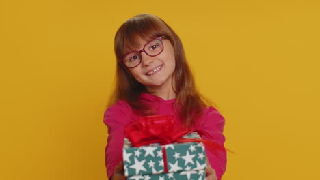 Schönes-Lächelndes-Jugendliches-Kind,-Mädchen,-Das-Geburtstagsgeschenkbox-Präsentiert,-Verpacktes-Geschenk-Zum-Feiern