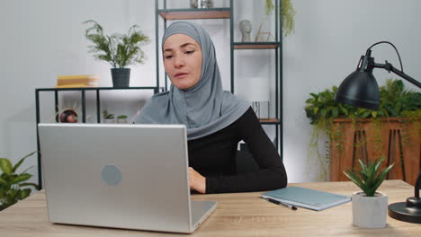 Geschäftsfrau-Arbeitet-Am-Laptop-Im-Büro-Und-Spricht-über-Einen-Online-Kommunikationsvideoanruf-Mit-Einem-Mitarbeiter-Und-Chef