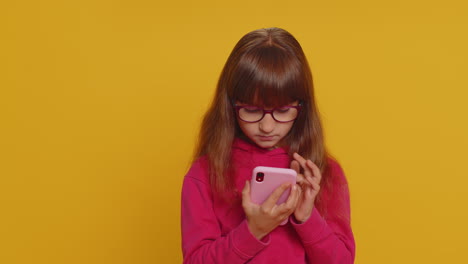 Junges-überraschtes-Unzufriedenes-Kleinkind-Schulmädchen-Kind-Benutzt-Smartphone-Pech,-Verlust,-Pech